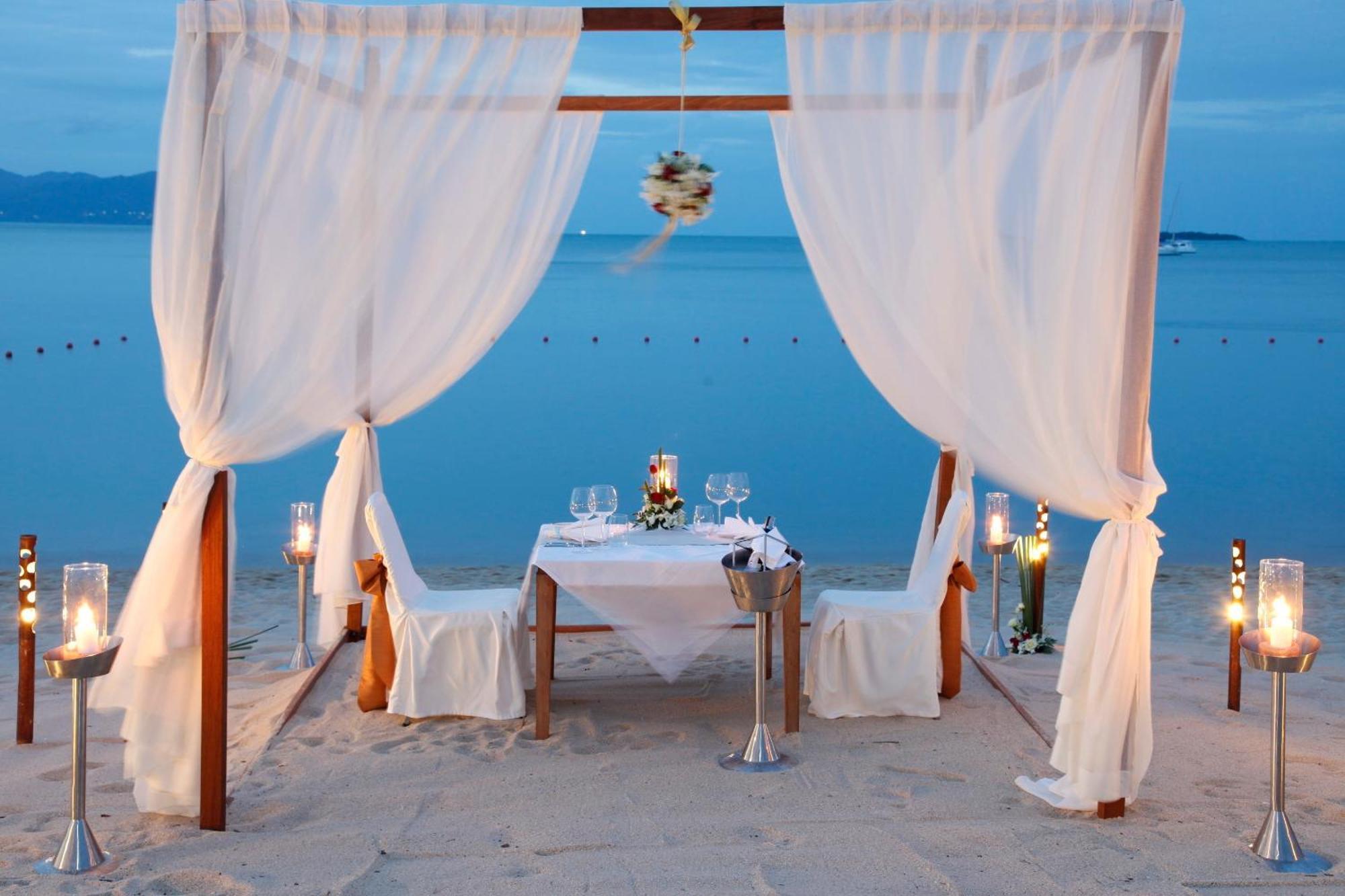 Hansar Samui Resort&Spa - SHA Extra Plus Bophut Exterior foto A beachside dinner at the resort